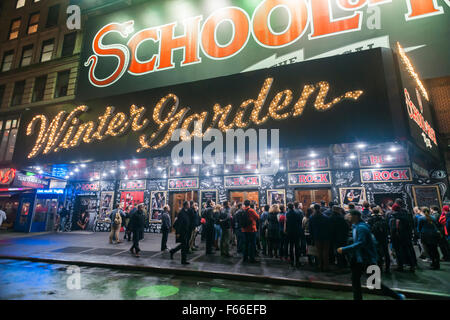 I frequentatori di teatro muster per rush biglietti di fronte al giardino di inverno teatro di Broadway a New York dove la Scuola di musical rock è in anteprime, Martedì, Novembre 10, 2015. (© Richard B. Levine) Foto Stock