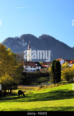 Vista sul paesaggio autunnale a Pfronten, Baviera, Germania nel bellissimo clima autunnale con la Chiesa di San Nicolò in parte anteriore. Foto Stock