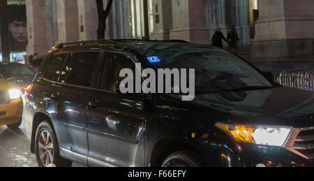 Un Uber livrea passa attraverso il centro di Manhattan a New York Martedì, Novembre 10, 2015, 2015. (© Richard B. Levine) Foto Stock