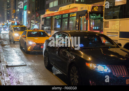 Un Uber livrea passa attraverso il centro di Manhattan a New York Martedì, Novembre 10, 2015, 2015. (© Richard B. Levine) Foto Stock