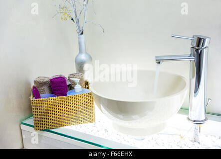 Primo piano del lavabo in bagno moderno interno Foto Stock