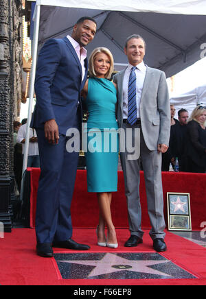 Kelly Ripa onorato con la stella sulla Hollywood Walk of Fame con: Kelly Ripa, Michael Strahan, Michael Gelman dove: Los Angeles, California, Stati Uniti quando: 12 Ott 2015 Foto Stock