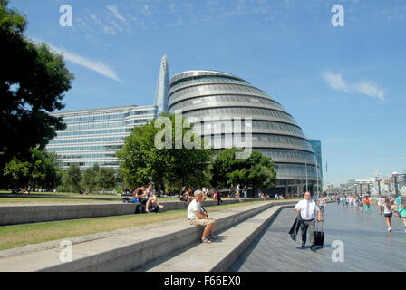 Londra, UK, 29 luglio 2014, Municipio "lumaca" aperto 2002 Norman Foster progettato la costruzione presso il Queen's Walk, London SE1 2AA banca del sud del Tamigi a casa per il GLA (Greater London Authority) e il sindaco di Londra. Foto Stock