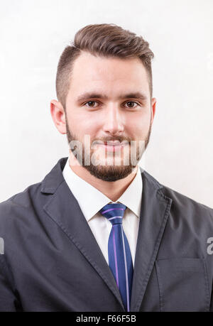 Giovani caucasici uomo sorridente su sfondo bianco Foto Stock