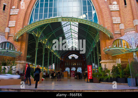 La facciata e interni della parte anteriore del 1914-16 Mercado Colon in Valencia, Spagna, Foto Stock