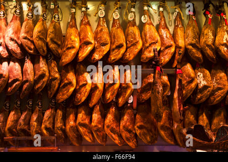 Una selezione di salatura a secco i prosciutti spagnoli (jamon) nel Mercado del colon, Valencia Foto Stock