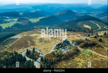 Brughiera, Kahler Asten con stazione meteo in autunno, Winterberg, Sauerland, Renania settentrionale-Vestfalia, Germania, Europa, antenna Foto Stock