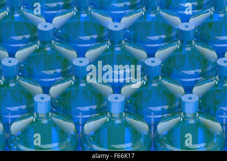Bottiglie grandi di acqua isolati su sfondo bianco Foto Stock