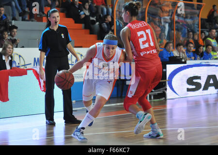 Napoli, Italia. Xii Nov, 2015. Napoli playmaker Sara Bocchetti in azione durante il match tra Saces Dike Napoli versus Aluinvent Miskolc in EuroCup donne. Credito: Paola Visone/Pacific Press/Alamy Live News Foto Stock