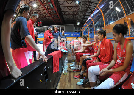 Napoli, Italia. Xii Nov, 2015. Timeout di Aluinvent Miskolc in EuroCup donne. Credito: Paola Visone/Pacific Press/Alamy Live News Foto Stock