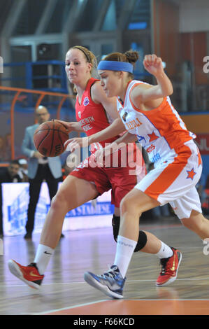 Napoli, Italia. Xii Nov, 2015. Miskolc playmaker Czank Timea in azione durante il match tra Saces Dike Napoli versus Aluinvent Miskolc in EuroCup donne. Credito: Paola Visone/Pacific Press/Alamy Live News Foto Stock