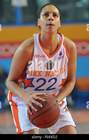 Napoli, Italia. Xii Nov, 2015. Napoli guardia Burdick Cierra in azione durante il match tra Saces Dike Napoli versus Aluinvent Miskolc in EuroCup donne. Credito: Paola Visone/Pacific Press/Alamy Live News Foto Stock