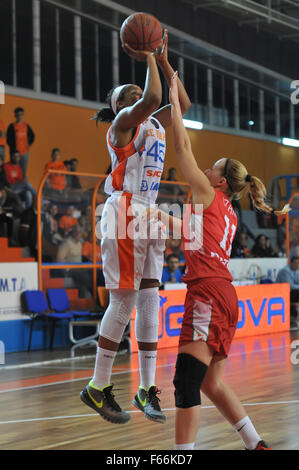 Napoli, Italia. Xii Nov, 2015. Napoli guard Noel Quinn in azione durante il match tra Saces Dike Napoli versus Aluinvent Miskolc in EuroCup donne. Credito: Paola Visone/Pacific Press/Alamy Live News Foto Stock