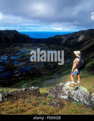 Cile, l'Isola di Pasqua, si affaccia sul cratere del Rano Kau Foto Stock
