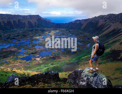 Cile, l'isola di pasqua, Escursionista si affaccia sul cratere del Rano Kau Foto Stock