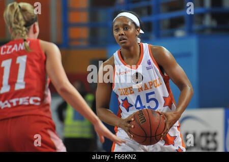 Napoli, Italia. Xii Nov, 2015. Napoli guard Noel Quinn in azione durante il match tra Saces Dike Napoli versus Aluinvent Miskolc in EuroCup donne. Credito: Paola Visone/Pacific Press/Alamy Live News Foto Stock