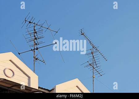 Antenna televisiva sul tetto con bellissimo cielo Foto Stock