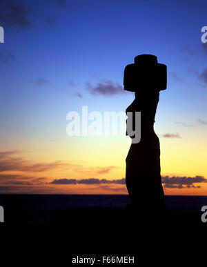 Isola di Pasqua, tramonto dietro la statua Ahu Ko Te Riku Foto Stock