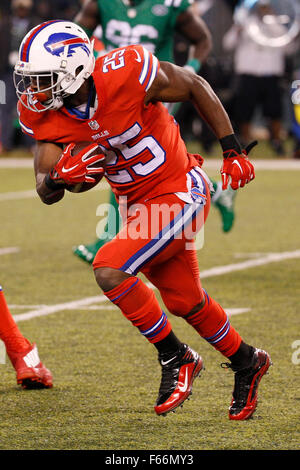 East Rutherford, New Jersey, USA. Xii Nov, 2015. Buffalo Bills running back LeSean McCoy (25) corre con la palla durante il gioco di NFL tra le fatture della Buffalo e il New York getti alla MetLife Stadium di East Rutherford, New Jersey. Le fatture della Buffalo ha vinto 22-17. Christopher Szagola/CSM/Alamy Live News Foto Stock