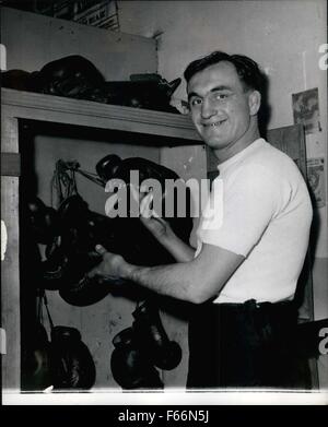 1958 - Charlie Humez seleziona un paio di guanti da boxe da una grande selezione, prima di un lavoro fuori durante la sua formazione per soddisfare Turpin. Humez di Francia si prepara a incontrare il Turpin: Charles Humez della Francia è ora in una rigorosa formazione per il suo mondo Middleweight championship lotta con British middleweight champion, Randolph Turpin che avviene presso la città bianca su giugno 9th. Charles Humez vive a Henin Lietard, vicino Douni delle miniere di carbone e di distretto Humez stesso era un ex minatore. Turpin ha vinto la sua ultima lotta quando il suo avversario, Walter Cartier di New York è stato squalificato per la sua azienda. (Credito Immagine: © Foto Stock