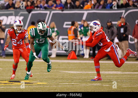 East Rutherford, New Jersey, USA. Xii Nov, 2015. Buffalo Bills libero di sicurezza Corey Graham (20) incepts la sfera destinata per New York getti wide receiver Brandon Marshall (15) con Buffalo Bills cornerback Stephon Gilmore (24) difendere durante il gioco di NFL tra le fatture della Buffalo e il New York getti alla MetLife Stadium di East Rutherford, New Jersey. Le fatture della Buffalo ha vinto 22-17. Christopher Szagola/CSM/Alamy Live News Foto Stock