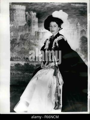 1953 - La Regina Elisabetta II Garter sovrano; questa foto della regina Elisabetta è stata fatta da Cecil Beaton a Buckingham Palace specialmente in connessione con la giarrettiera cerimonia a San Giorgio Cappella, il Castello di Windsor Giugno 18. Durante la cerimonia di premiazione, Sir Anthony Eden, Earl Attlee e il Conte di Iveach sono per essere investito. Questo porterà la adesione della Gran Bretagna più esaltato Oder della Cavalleria a 25 e nessun altro può essere accettata fino a quando la morte di uno dei presenti titolari. la regina è mostrato in abitudine e alfieri dell'ordine, di cui ella è sovrano. La Mantele di blu scuro in velluto e il sur Foto Stock