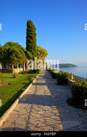 Chiesa della Vergine Maria Mandrakina e statua di Federico a nord di Corfù Città Vecchia, CORFU, ISOLE IONIE, isole greche, Grecia Foto Stock