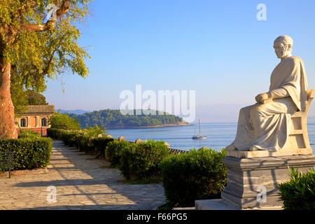 Statua di Federico nord, 5° Conte di Guilford nel Boschetto giardini, CORFU, CORFU, ISOLE IONIE, Isole greche Foto Stock