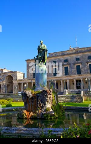 Statua di Sir Frederick Adam davanti al Palazzo di San Michele e San Giorgio, Corfù Città vecchia di Corfù, Grecia Foto Stock