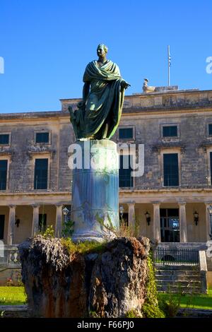 Statua di Sir Frederick Adam davanti al Palazzo di San Michele e San Giorgio, Corfù Città vecchia di Corfù, Grecia Foto Stock