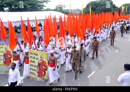 Colombo, Sri Lanka. Xii Nov, 2015. Persone marzo durante il funerale del Venerabile Maduluwawe Sobitha, influente Fratello scomparso il nov. 8, in Colombo, Sri Lanka, nov. 12, 2015. Maduluwawe Sobitha ha lanciato una campagna lo scorso anno a spingere per un nuovo presidente e il governo per sostituire poi il presidente Mahinda Rajapaksa e ha raccolto un ampio sostegno per il Presidente uscente Maithripala Sirisena. Credito: Ajith Perera/Xinhua/Alamy Live News Foto Stock