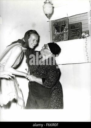 1962 - La Principessa Maria Gabriella di Savoia una giovane donna baciato da una vecchia signora. © Keystone Pictures USA/ZUMAPRESS.com/Alamy Live News Foto Stock