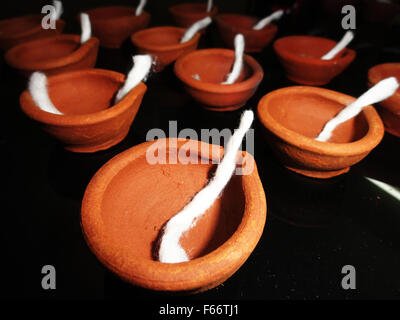 Tradizionale Diyas di argilla durante la celebrazione Diwali in India Foto Stock