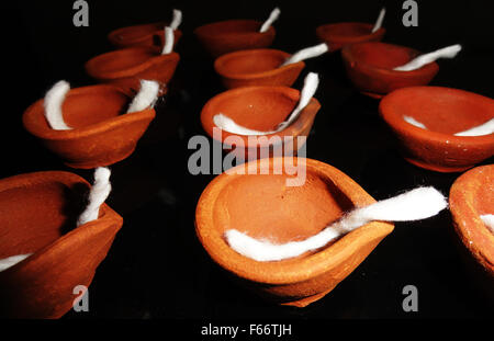 Tradizionale Diyas di argilla durante la celebrazione Diwali in India Foto Stock