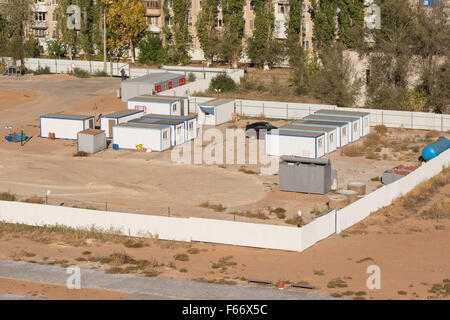 Volgograd, Russia - 13 Ottobre 2015: vista aerea dell'area recintata in cui la costruzione di un nuovo multi-storey residential Foto Stock