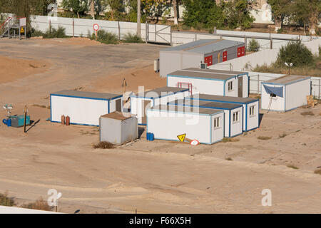 Volgograd, Russia - 13 Ottobre 2015: vista aerea dell'area recintata in cui la costruzione di un nuovo multi-storey residential Foto Stock