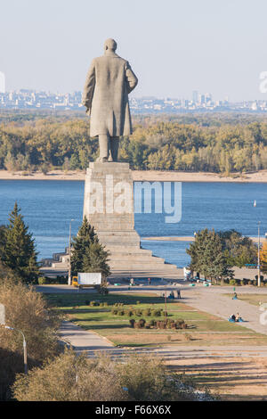 Volgograd, Russia - 13 Ottobre 2015: vista aerea del vicolo che conduce al lungomare centrale e una gigantesca statua di Lenin in th Foto Stock