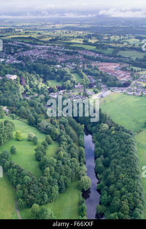 Fiume Eden, contornato da boschi nativi, avvolgimento attraverso la campagna nelle vicinanze Appleby, Cumbria, Regno Unito. Foto Stock