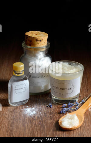 In casa deodorante realizzato da olio di noce di cocco, bicarbonato di sodio e olio di menta piperita Foto Stock