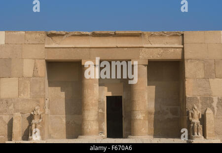 Arte Egizia Giza's Valley. Mastaba della regina Meresankh III (2558-2500 A.C.), moglie del faraone Khafre. Entrata. Iv dinastia. Antico Regno. L'Egitto. Foto Stock