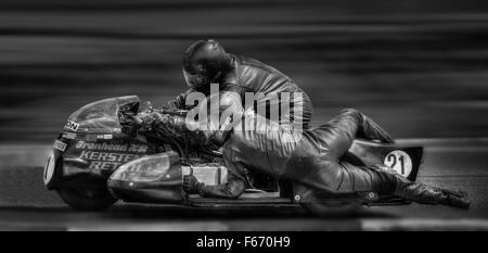 Sidecar racing ad Oulton Park, Cheshire in bianco e nero Foto Stock