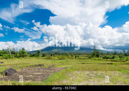 Mayon è un classico uno stratovulcano (composito) tipo di vulcano con un piccolo centro di cratere sommitale. Il cono è considerato il mondo Foto Stock