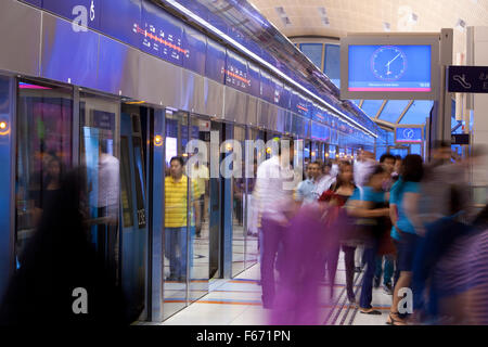 Dubai La stazione della metropolitana della piattaforma con il treno in corrispondenza della piattaforma Foto Stock