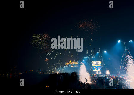 L immagine del fuoco worksof Diwali celebrazione presso Marine Drive è stata presa in Mumbai, India Foto Stock