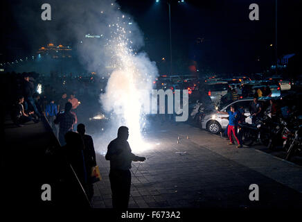 L immagine del fuoco worksof Diwali celebrazione presso Marine Drive è stata presa in Mumbai, India Foto Stock
