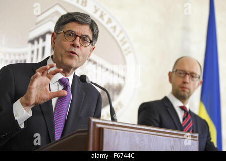 Kiev, Ucraina. Xiii Nov, 2015. Stati Uniti Segretario del Tesoro JACOB LEW (L) e l'Ucraino il Primo ministro ARSENIY YATSENYUK (R) nel corso di una conferenza stampa, a Kiev, Ucraina, 13 Novembre, 2015. © Serg Glovny/ZUMA filo/Alamy Live News Foto Stock