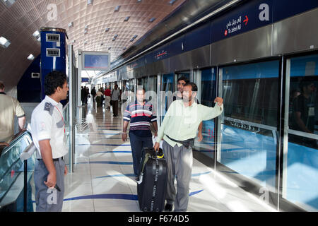 I passeggeri scendono un pullman sulla metropolitana di Dubai Foto Stock