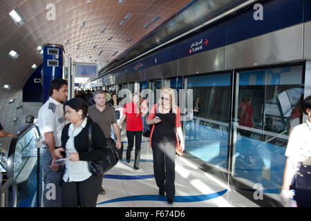 I passeggeri scendono un pullman sulla metropolitana di Dubai Foto Stock