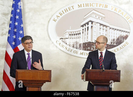 Kiev, Ucraina. Xiii Nov, 2015. Stati Uniti Segretario del Tesoro JACOB LEW (L) e l'Ucraino il Primo ministro ARSENIY YATSENYUK (R) nel corso di una conferenza stampa, a Kiev, Ucraina, 13 Novembre, 2015. Credito: Serg Glovny/ZUMA filo/Alamy Live News Foto Stock