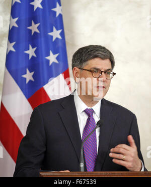 Kiev, Ucraina. Xiii Nov, 2015. Stati Uniti Segretario del Tesoro JACOB LEW parla durante una conferenza stampa con Ukrainian Primo Ministro ARSENIY YATSENYUK e il ministro delle Finanze NATALIA YARESKO (non raffigurata), in Kiev, Ucraina, 13 Novembre, 2015. Credito: Serg Glovny/ZUMA filo/Alamy Live News Foto Stock